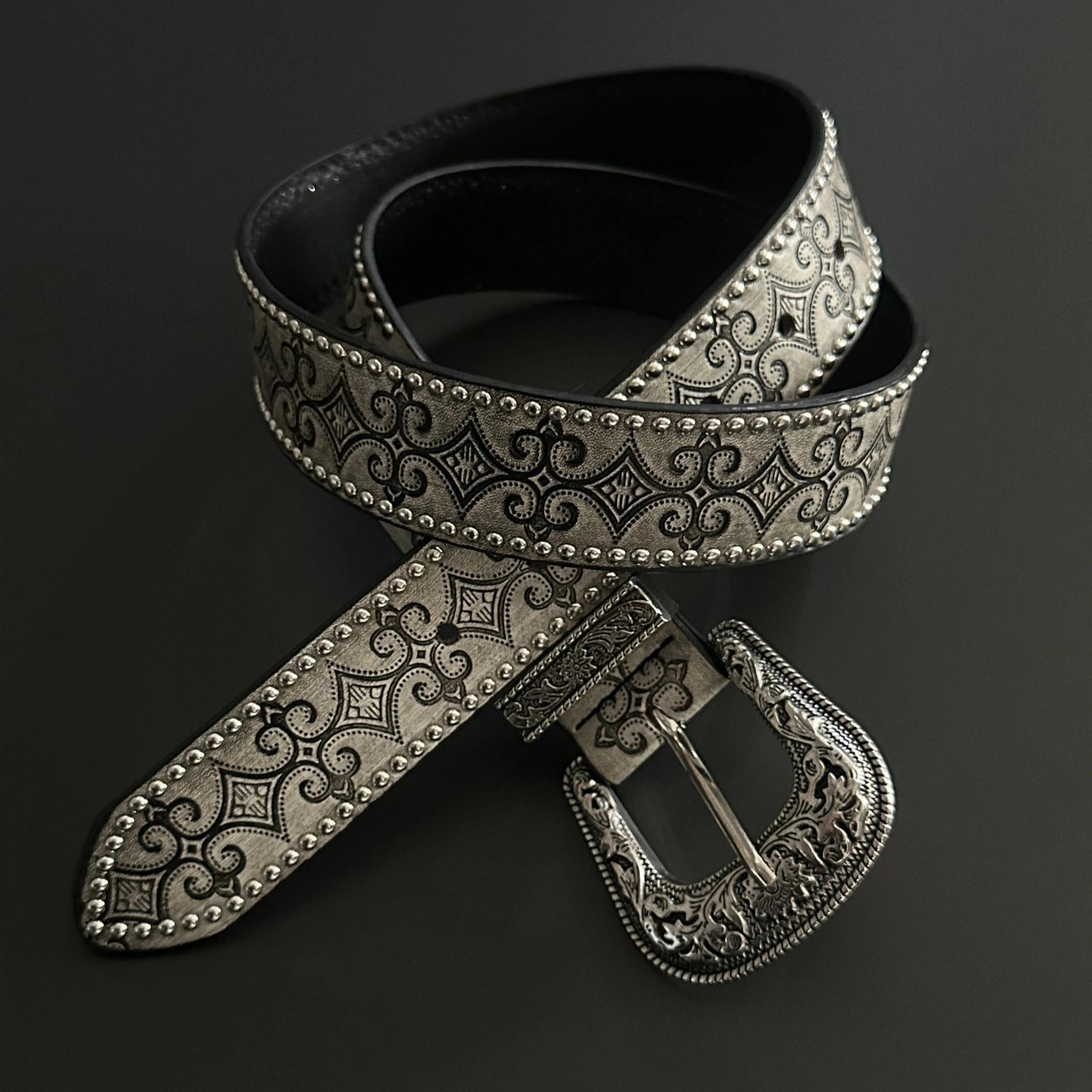 Ceinture en cuir cloutée à motifs vintage avec motifs floraux gris, texture haut de gamme, style hip