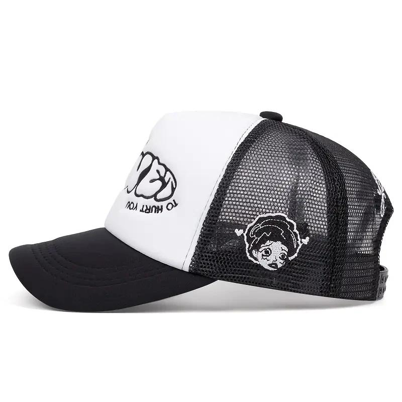 Une petite fille avec un visage qui pleure, une casquette de baseball brodée en éponge, une casquett