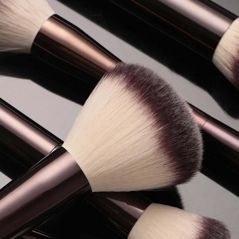 Ensemble et Kit de pinceaux de maquillage sablier comprenant fond de teint en poudre correcteur fard