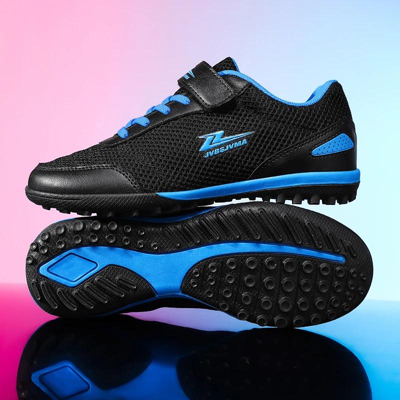 Une paire de chaussures de football professionnelles pour enfants pour les compétitions sur gazon av