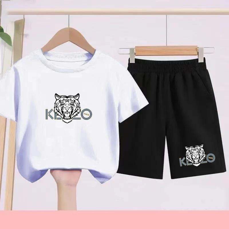 T-shirts d'été noirs et blancs pour enfants, associés à des tenues de sport respirantes et à séchage