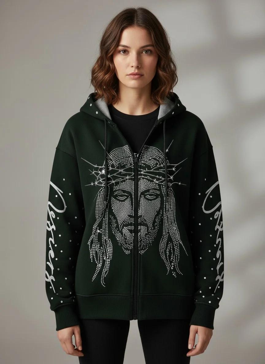 Un sweat à capuche ample avec un motif tridimensionnel de figures incrustées de diamants dans le sty