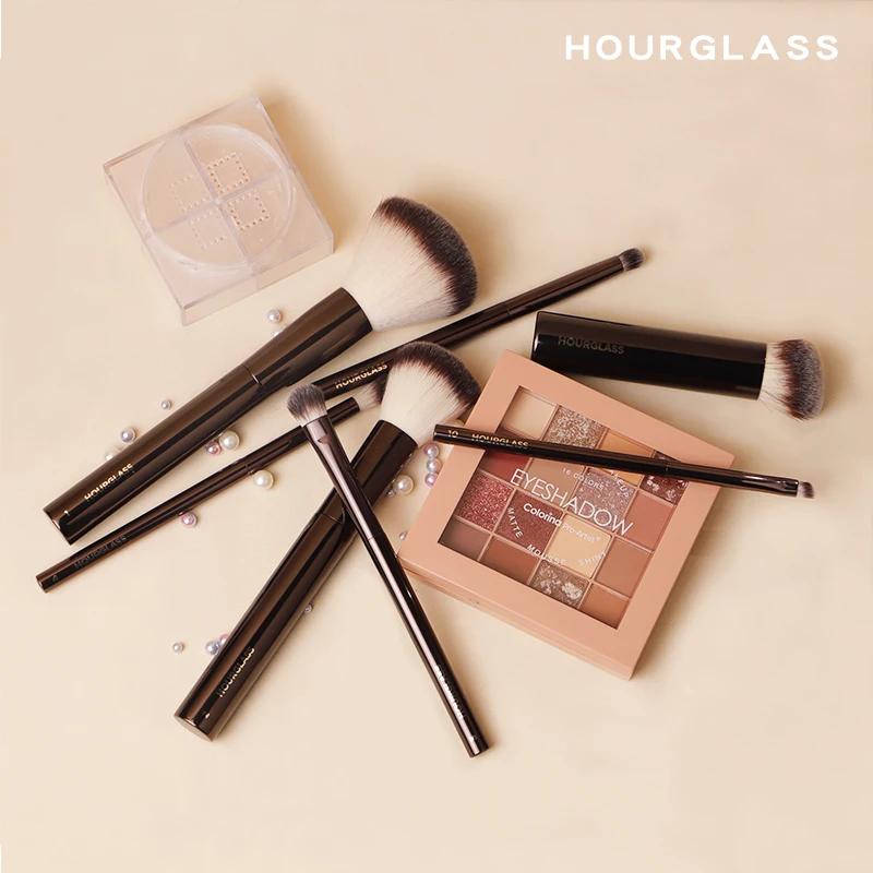 Ensemble et Kit de pinceaux de maquillage sablier comprenant fond de teint en poudre correcteur fard