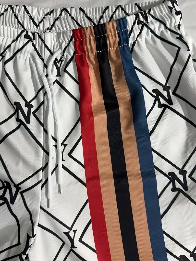 Le nouvel ensemble pour hommes pour le printemps et l'automne 2025 présente une impression de motifs