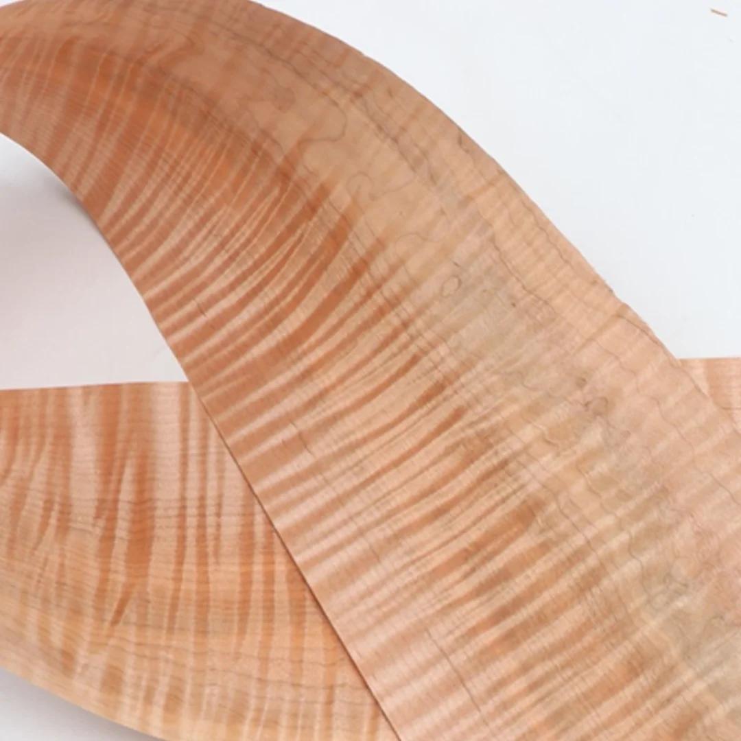 Longueur : 2,5 mètres Largeur : 140 mm Épaisseur : 0,2 mm Placage de bois naturel pour la décoration