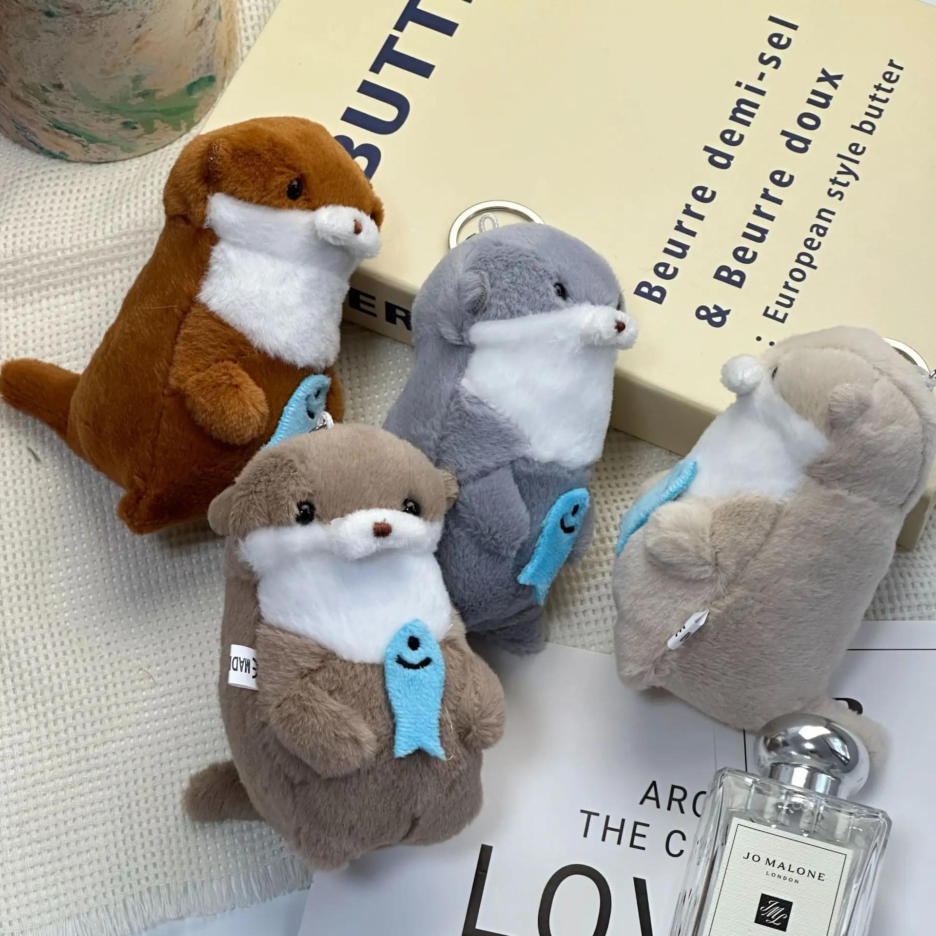 Mignon petite loutre câlin poisson en peluche poupée pendentif poupée cadeau mignon fille coeur port