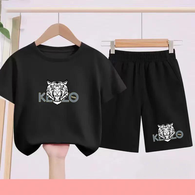 T-shirts d'été noirs et blancs pour enfants, associés à des tenues de sport respirantes et à séchage