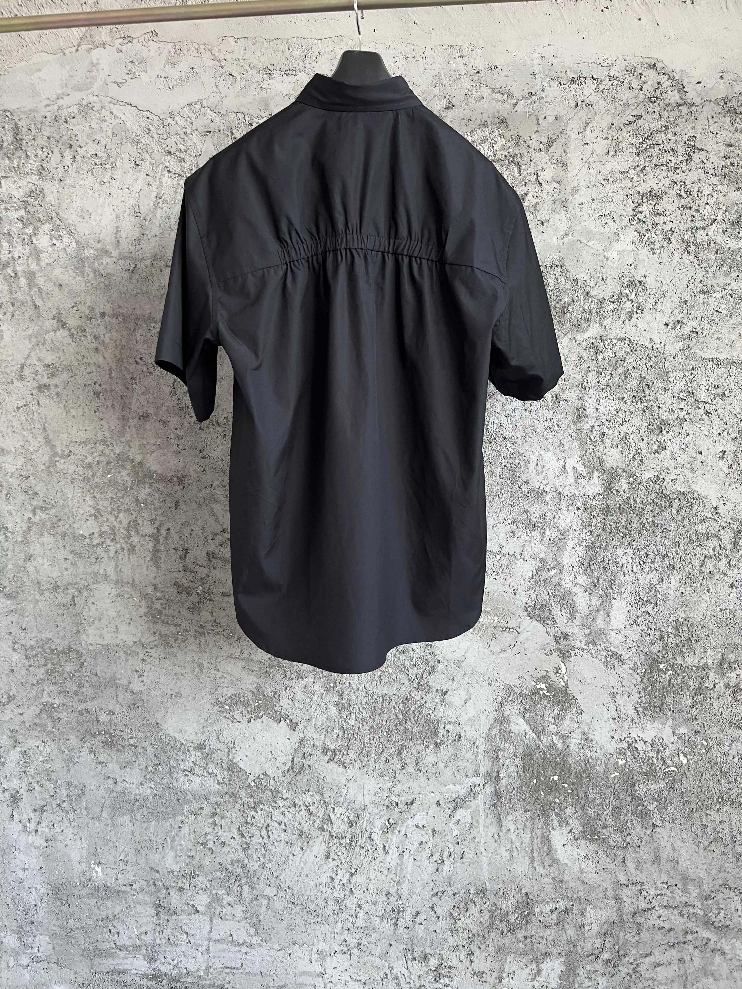 Un niche de créateurs originaux de chemises à manches courtes avec une silhouette de manches cinq-qu