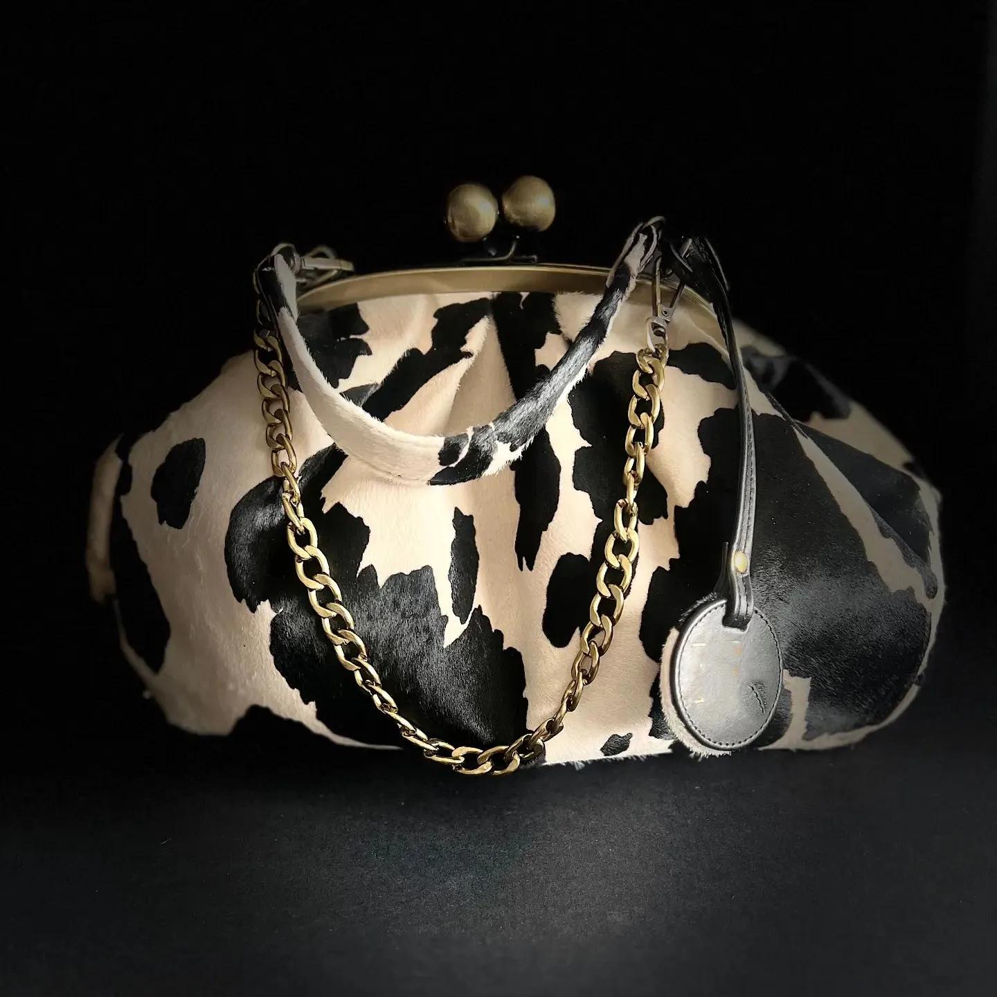 LOST IN VINTAGE – pochette en tissu à motif de vache, cadre métallique, serrure à baiser et poignée 