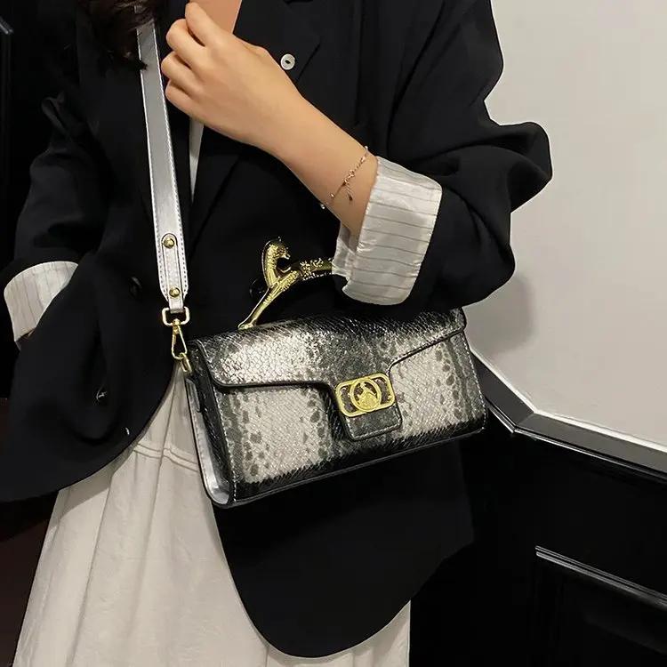 Sac à couches prêt à l'emploi pour poussette avec boucles d'attache intégrées pour un montage sûr et