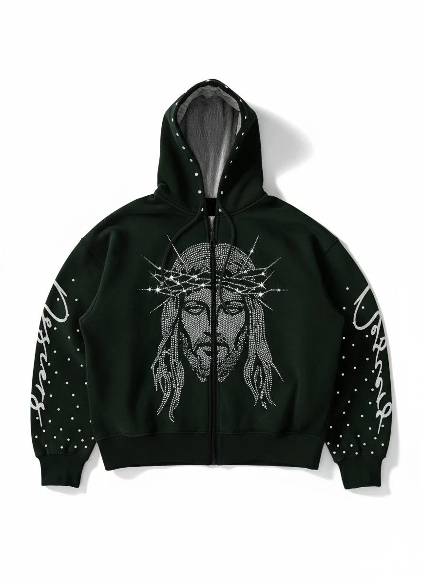 Un sweat à capuche ample avec un motif tridimensionnel de figures incrustées de diamants dans le sty