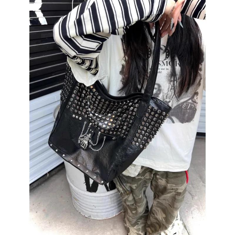 Original fait à la main en cuir souple rivets punk sacs crâne chaîne sous-culture polyvalent fourre-