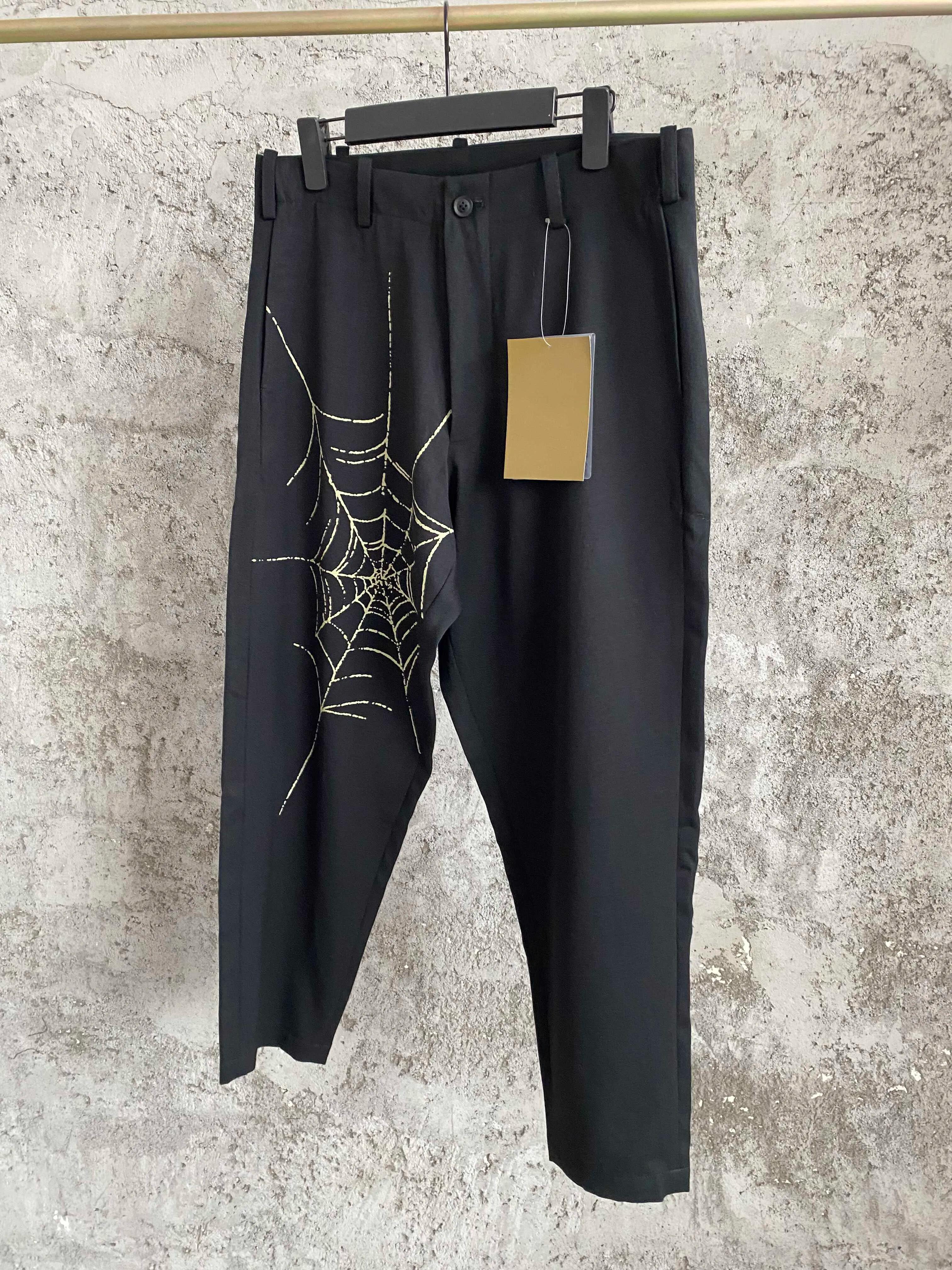 Pantalon conique noir en gabardine imprimé toile d'araignée, pantalon Harun
