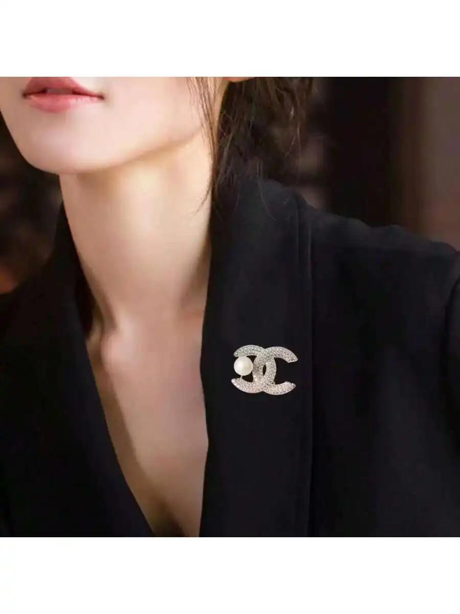 Broche Parfumée, Lettres Élégantes, Style INS Haut de Gamme, Perles Lumineuses, Petite Broche pour M