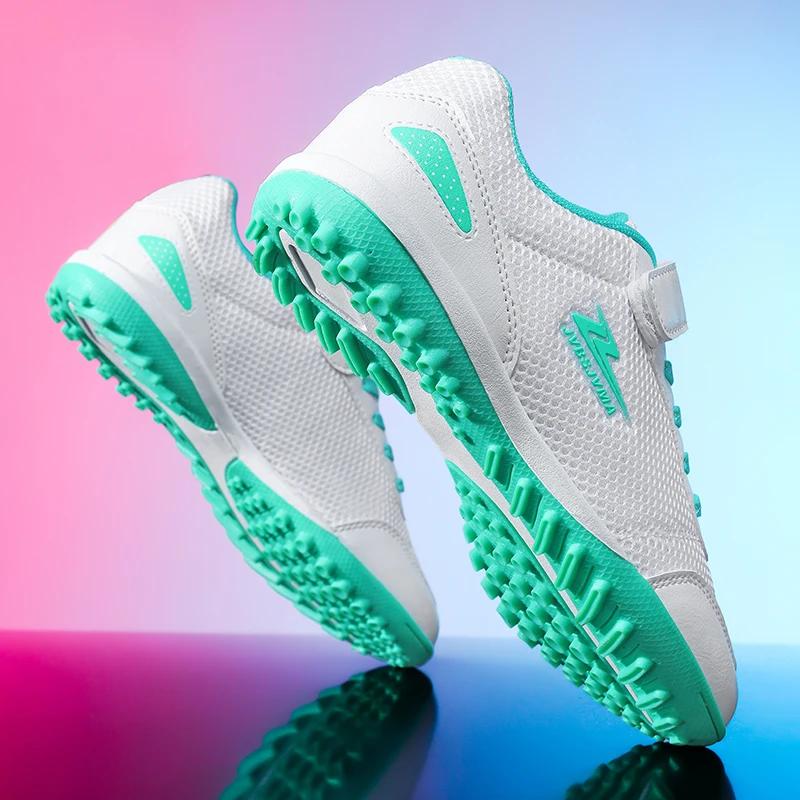Une paire de chaussures de football professionnelles pour enfants pour les compétitions sur gazon av