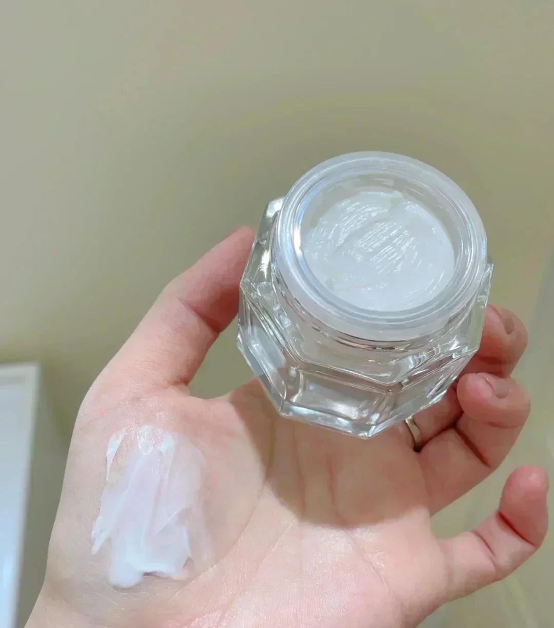 Outil de maquillage Nouvelle version en boîte MAGIC CREAM Nouvelle crème visage Magic Skin 50ML