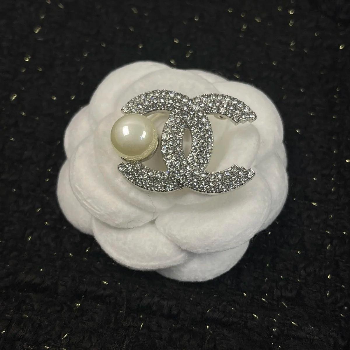 Broche Parfumée, Lettres Élégantes, Style INS Haut de Gamme, Perles Lumineuses, Petite Broche pour M