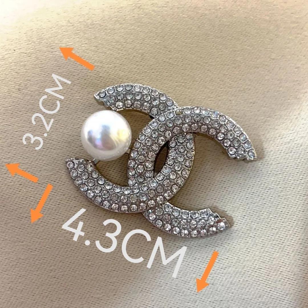 Broche Parfumée, Lettres Élégantes, Style INS Haut de Gamme, Perles Lumineuses, Petite Broche pour M