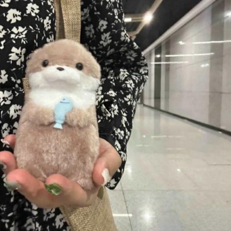 Porte-clés de poupée en peluche, loutres mignonnes tenant du poisson, pendentif léger suspendu, acce