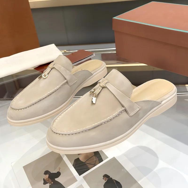 Mules plates en cuir de cerf à bout rond et pompon pour femme, style britannique |   Chaussons Confo