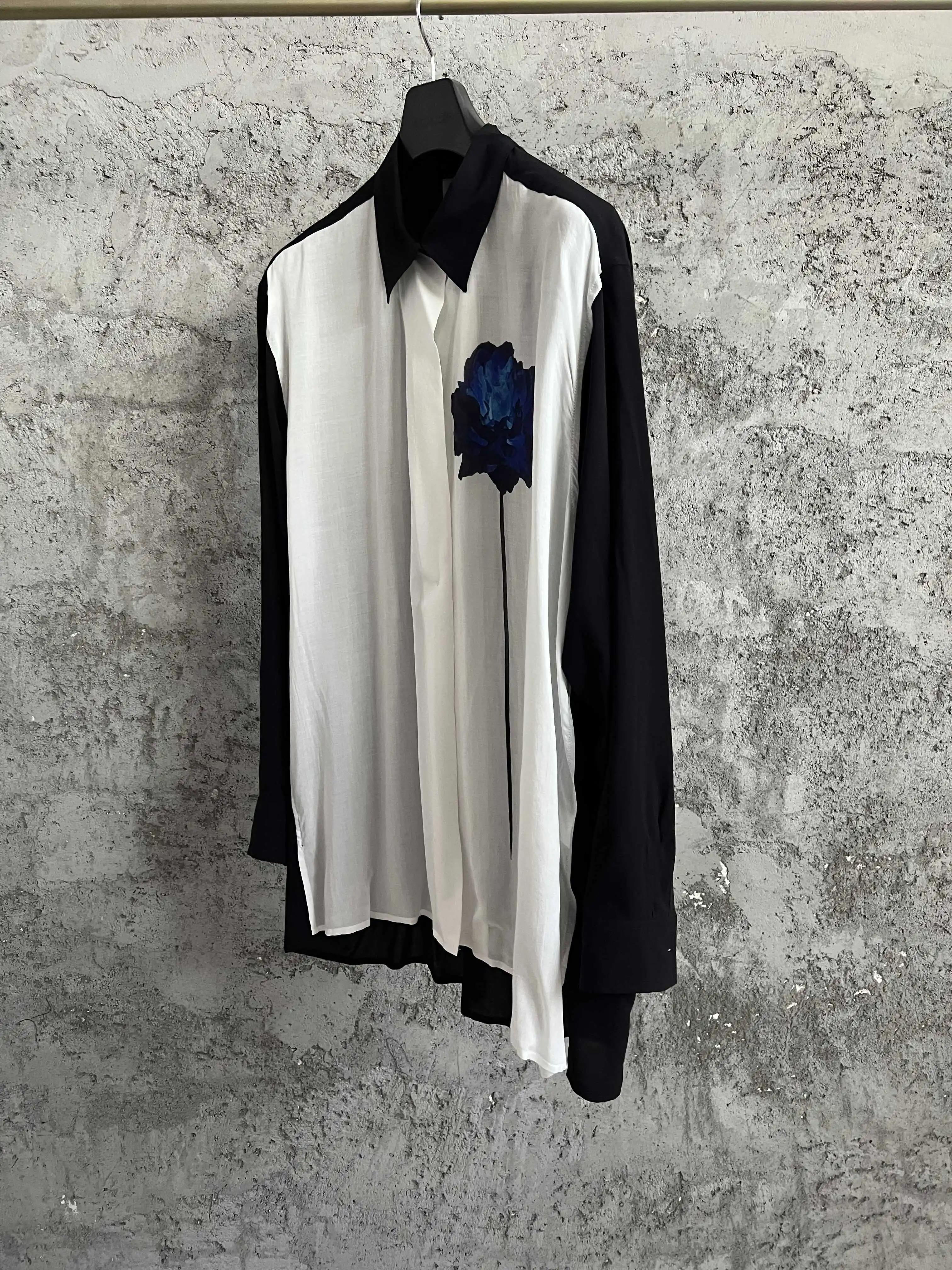 Conception originale de style japonais, imprimé floral foncé et ample