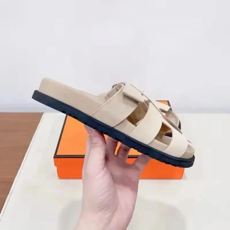 Sandales élégantes en cuir marron : qualité supérieure, confort et design moderne.