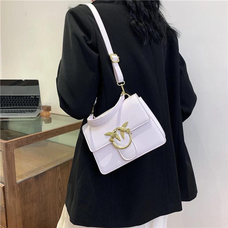Sac à langer de luxe stable avec un design bien structuré qui conserve sa forme même lorsqu'il est e