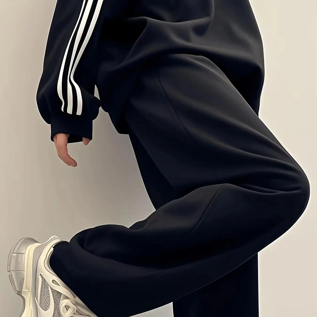Pantalon de sport ultra ample pour hommes. Gris clair, design décontracté à jambes droites, tissu de
