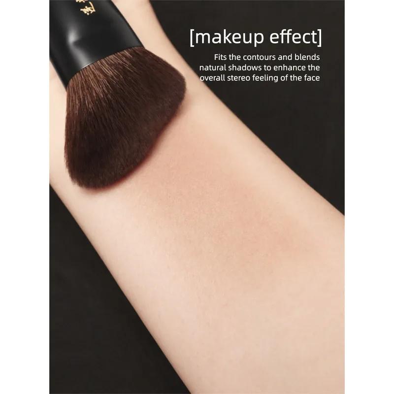 Pinceau de contouring REVERSE/ Reverse Age S67, forme ondulée, s'adapte au contour du visage, pincea