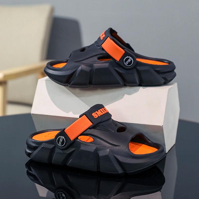 Une paire de chaussons d'été à bout ouvert pour enfants, chaussures de plage douces, confortables et