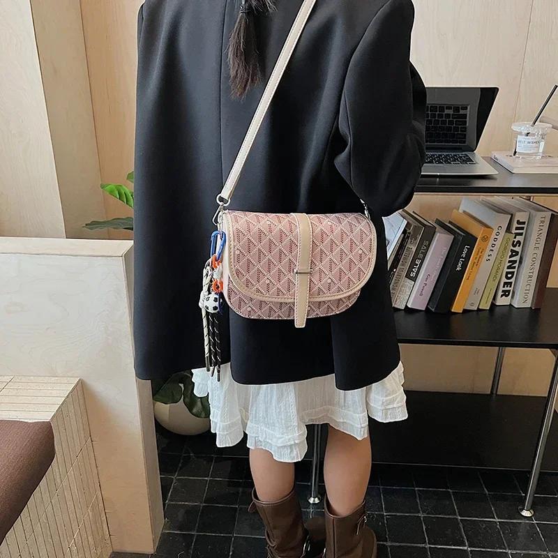 Sac seau élégant pour femme en similicuir avec fermeture à cordon et détail pompon, taille compacte 