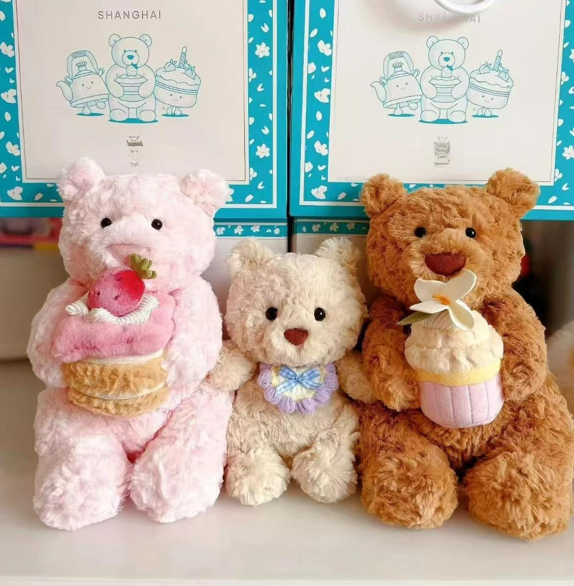 Nouveautés JC Spring : Peluche Ours Leora en édition limitée, thème gâteau aux fraises, adorable et 