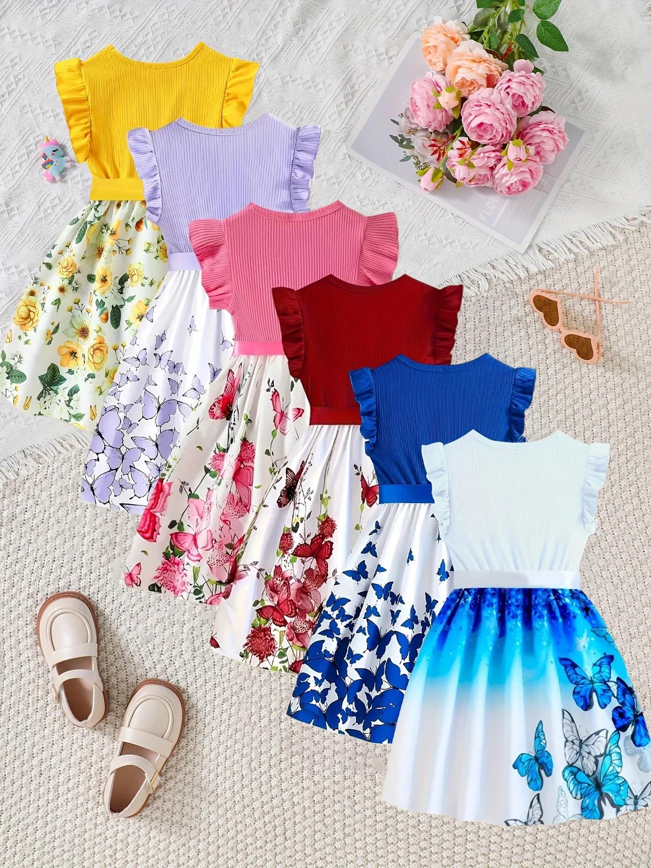 Une robe d'été animée et mignonne avec des motifs de papillons et de fleurs, un ensemble de 6 pièces