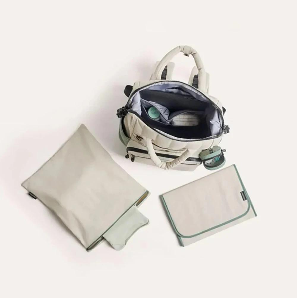Sac à couches à dos contrasté blanc et vert, avec petite pochette, organisateur minimaliste des esse