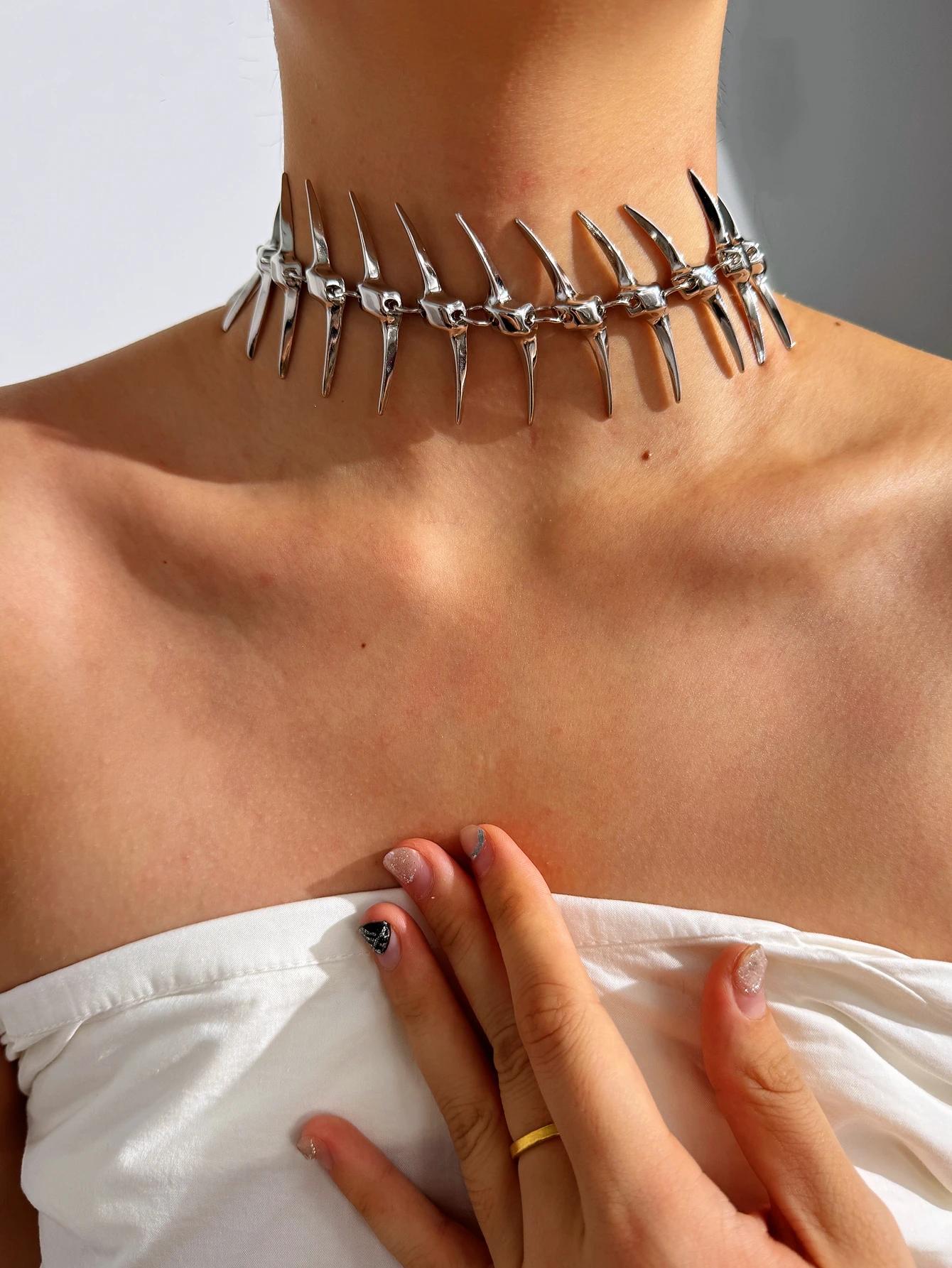 Edgy Niche Hip-Hop épine squelette alliage collier pour femme parfait pour les fêtes de vacances ten