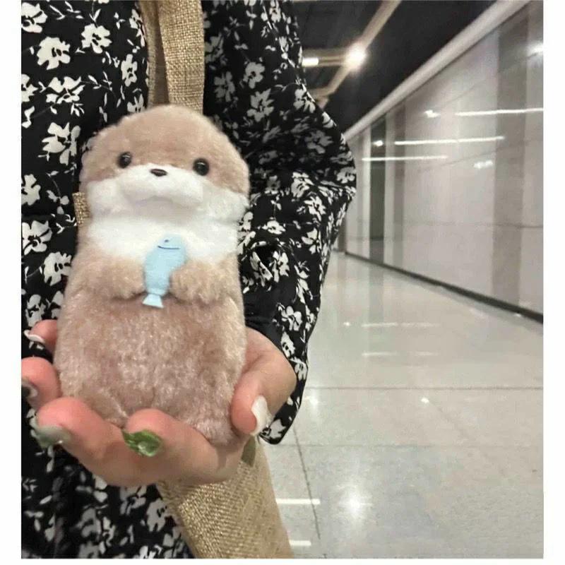 Mignon petite loutre câlin poisson en peluche poupée pendentif poupée cadeau mignon fille coeur port