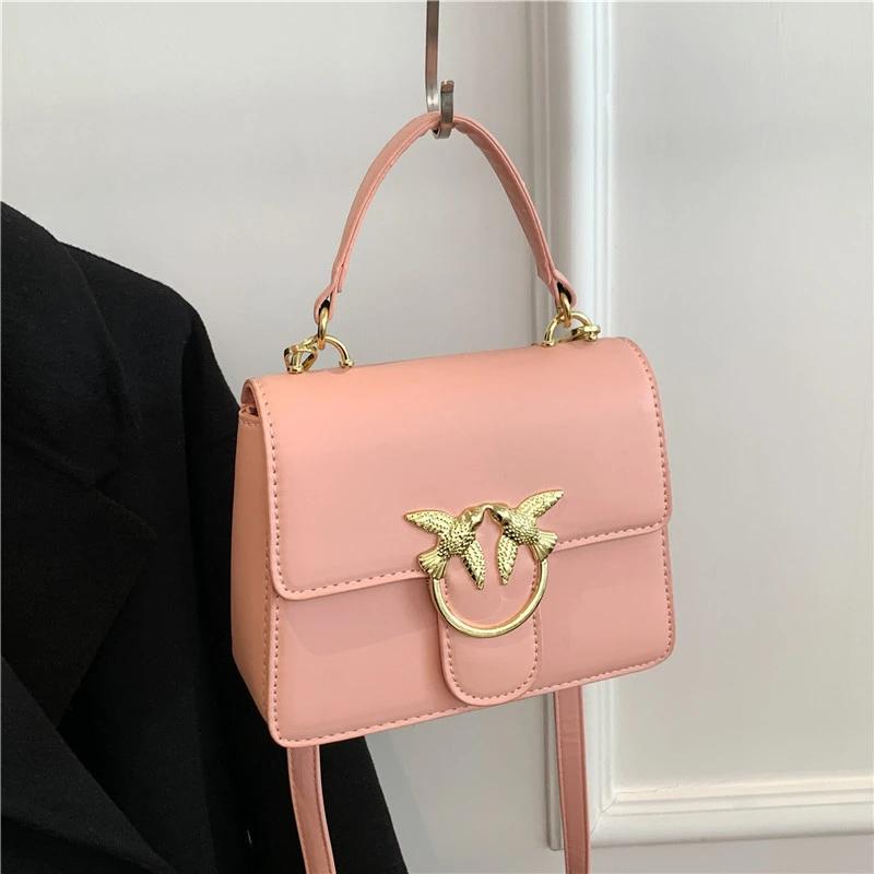 Sac à langer de luxe stable avec un design bien structuré qui conserve sa forme même lorsqu'il est e