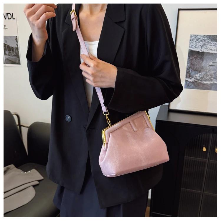 Sac à couches spacieux et tendance avec une grande ouverture pour un accès rapide aux articles lorsq