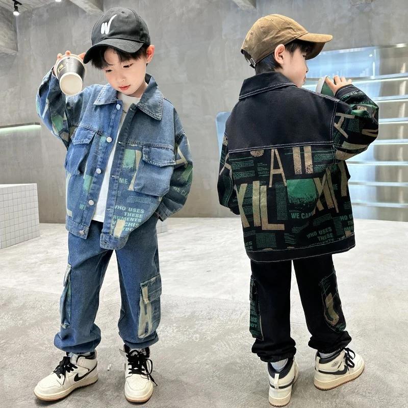 Nouvel ensemble en jean pour garçons 2026 : Veste tendance imprimée lettres et pantalon cargo – Tenu