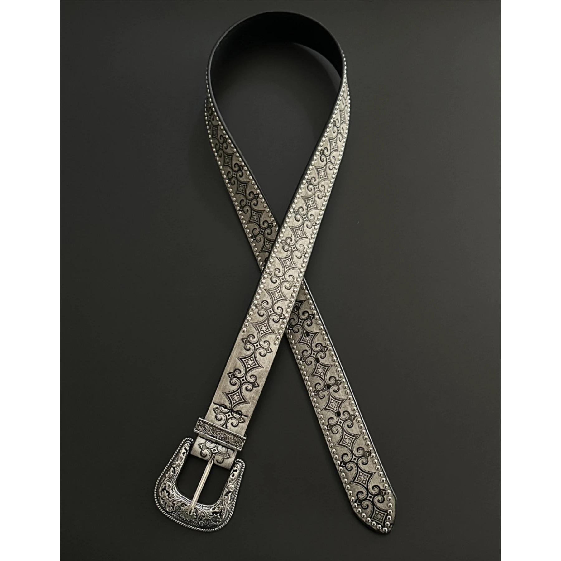 Ceinture en cuir cloutée à motifs vintage avec motifs floraux gris, texture haut de gamme, style hip