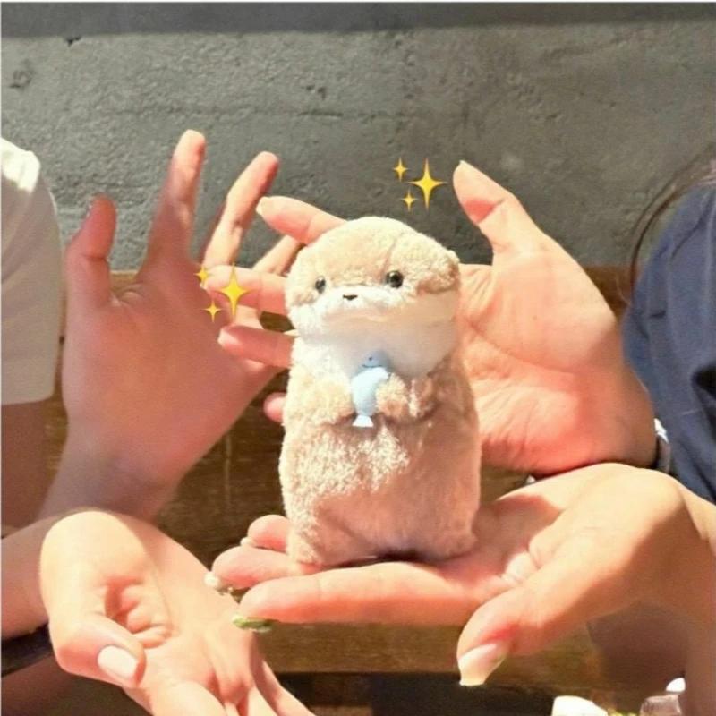 Porte-clés de poupée en peluche, loutres mignonnes tenant du poisson, pendentif léger suspendu, acce