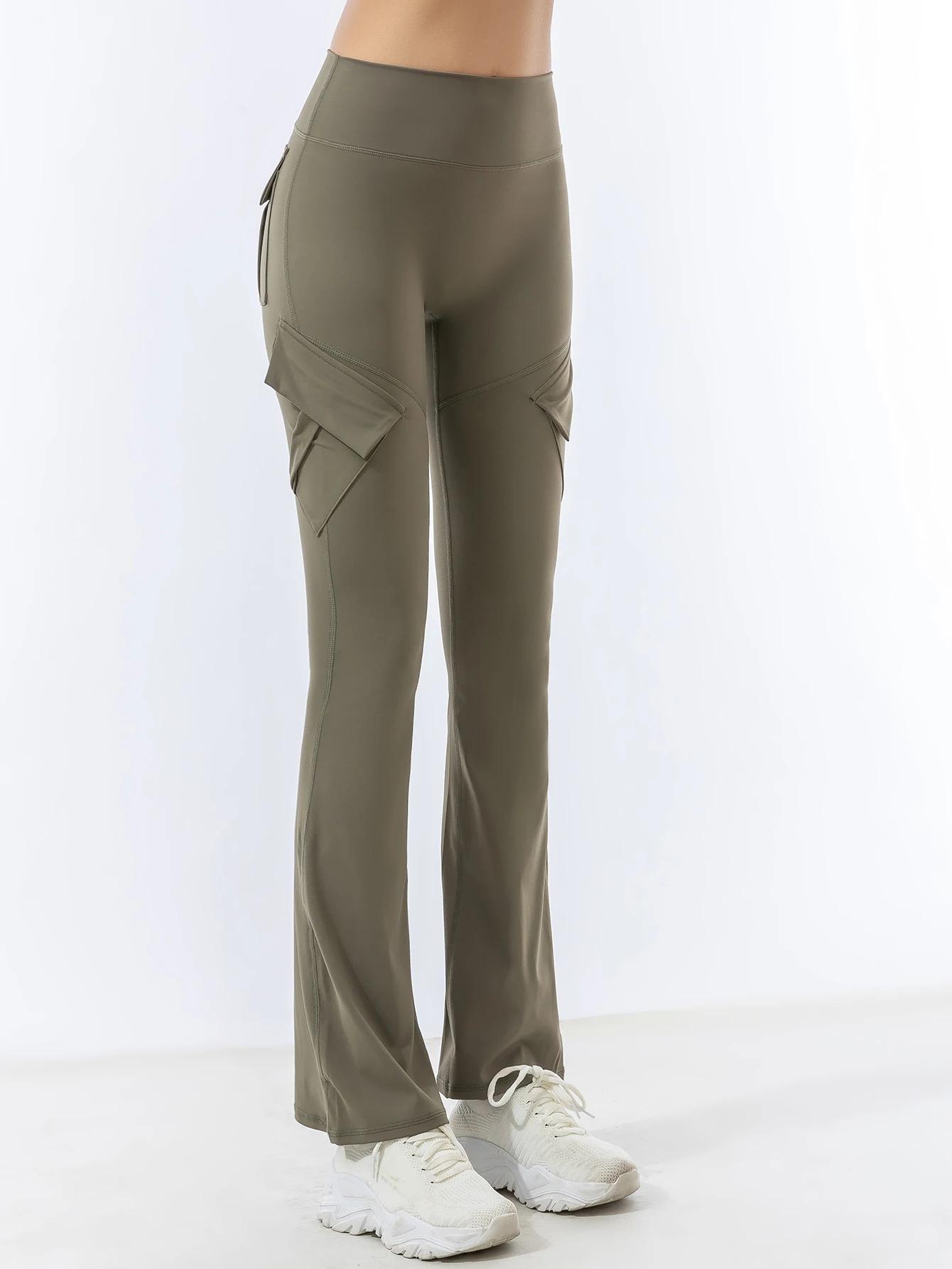 Les pantalons de yoga à poches peuvent être portés sur des pantalons légèrement évasés taille haute