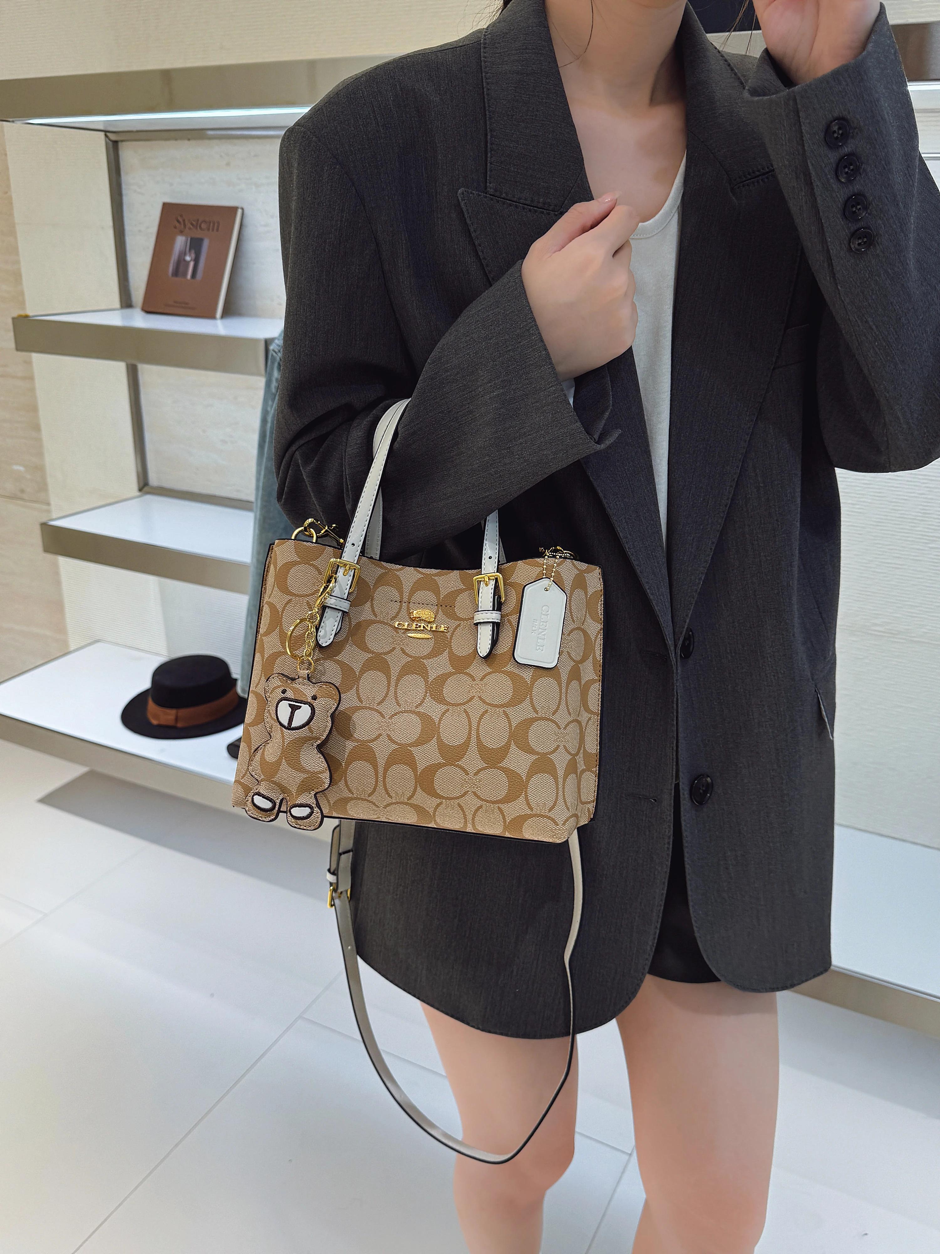 Sac à langer en cuir texturé de luxe avec un design classique et un intérieur spacieux, parfait pour