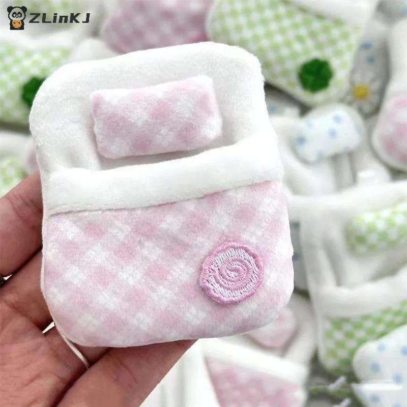 ▶ Lit de poupée trèfle à quatre feuilles en peluche, 1 pièce, 8x6x1CM, sac de couchage doux, Mini dé