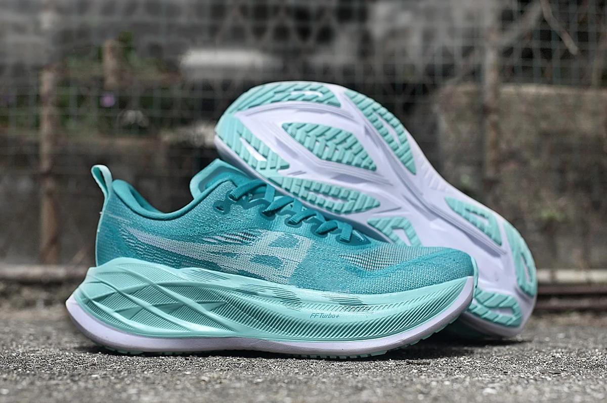 New Men Women Comfortable Runner Shoes Unisex Breathable Ultralight Outdoor Running Casual Sneakers 
