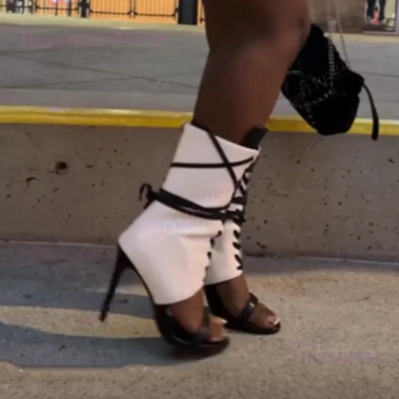 Sandales bottes noires en cuir blanc patchwork à talons aiguilles peu profonds, ouvertes, pour femme
