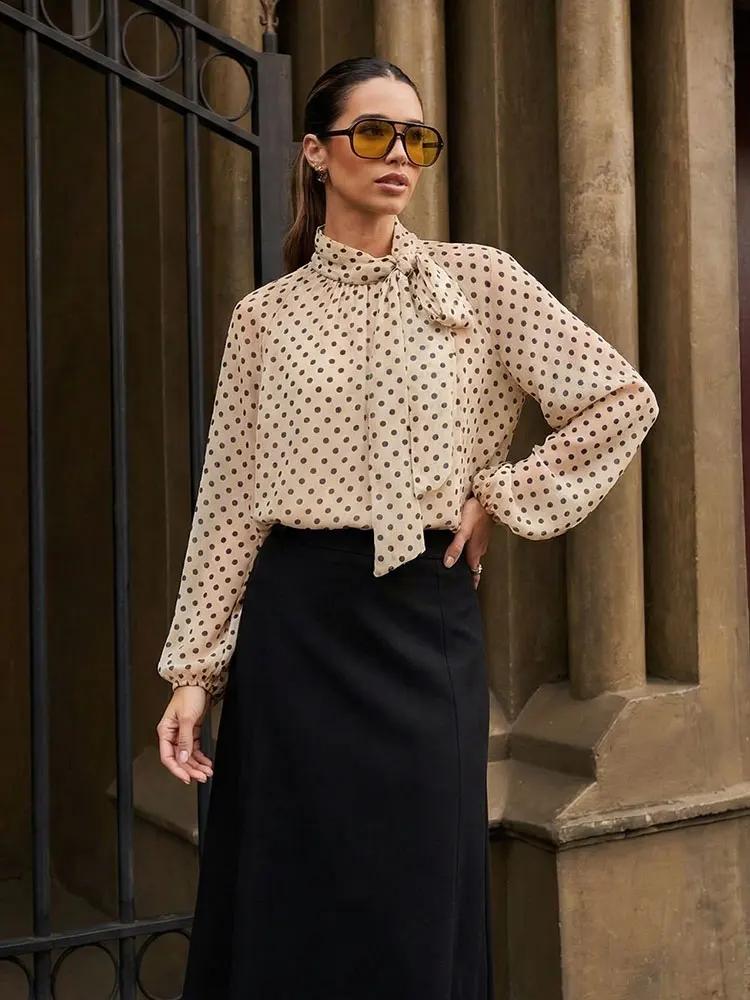 Chemisier à pois tendance 2026 pour femme HH, col à nœud, manches longues, style chic et fin pour fe