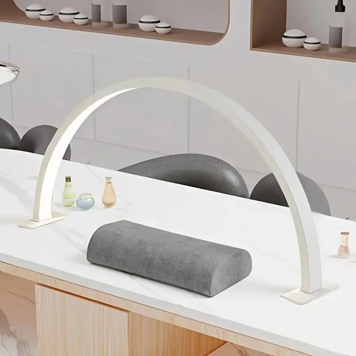 La lampe à ongles en forme de croissant (1 pièce) a une luminosité et une température de couleur rég