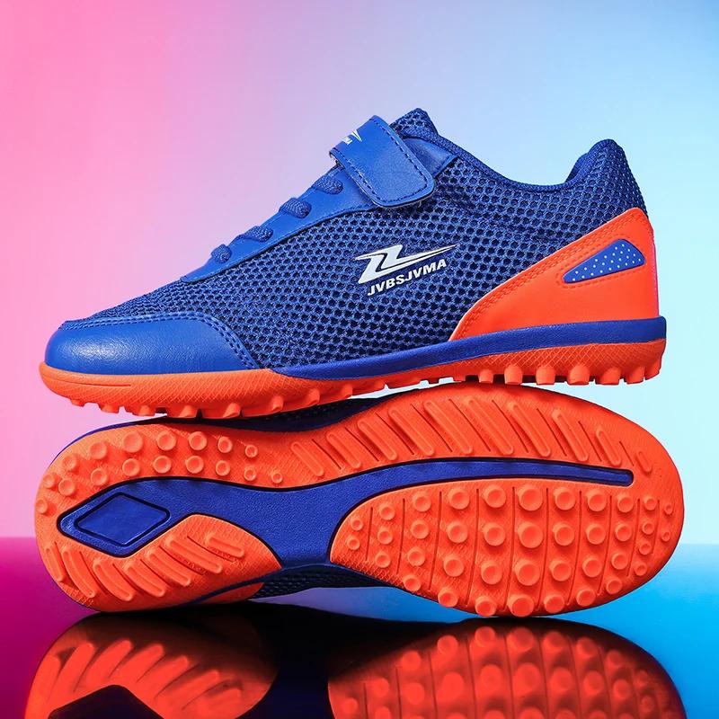 Une paire de chaussures de football professionnelles pour enfants pour les compétitions sur gazon av