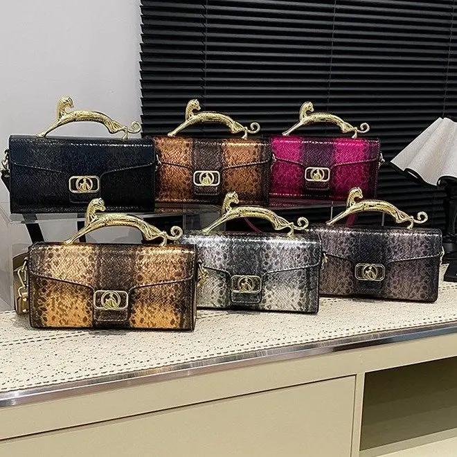 Sac à couches prêt à l'emploi pour poussette avec boucles d'attache intégrées pour un montage sûr et